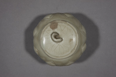 图片[2]-Dingyao white glaze with lotus petal pattern “official” type cover-China Archive